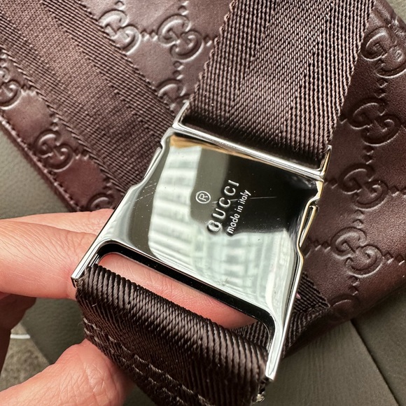 Authentic Gucci Belt Bag in Brown Logo Embossed Leather - Picture 5 of 9